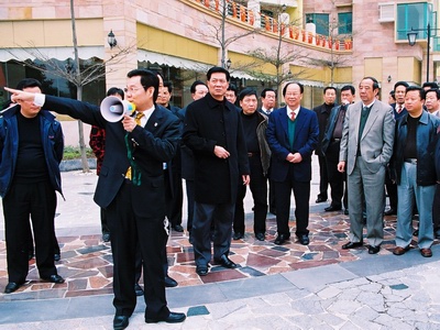 楊峰主席（前一）親自帶領(lǐng)考察團(tuán)參觀集團(tuán)開發(fā)的項目