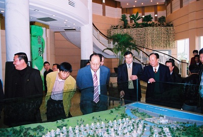 考察團(tuán)在參觀和了解項目建設(shè)情況